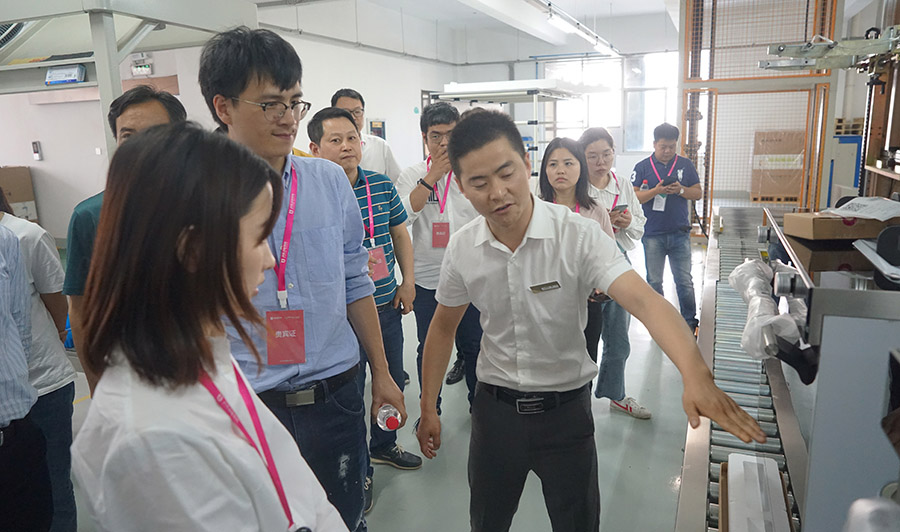 阿里巴巴集團(tuán)廚房大家電負(fù)責(zé)人子謖一行到訪佳歌集團(tuán) &nbsp;參觀智慧工廠