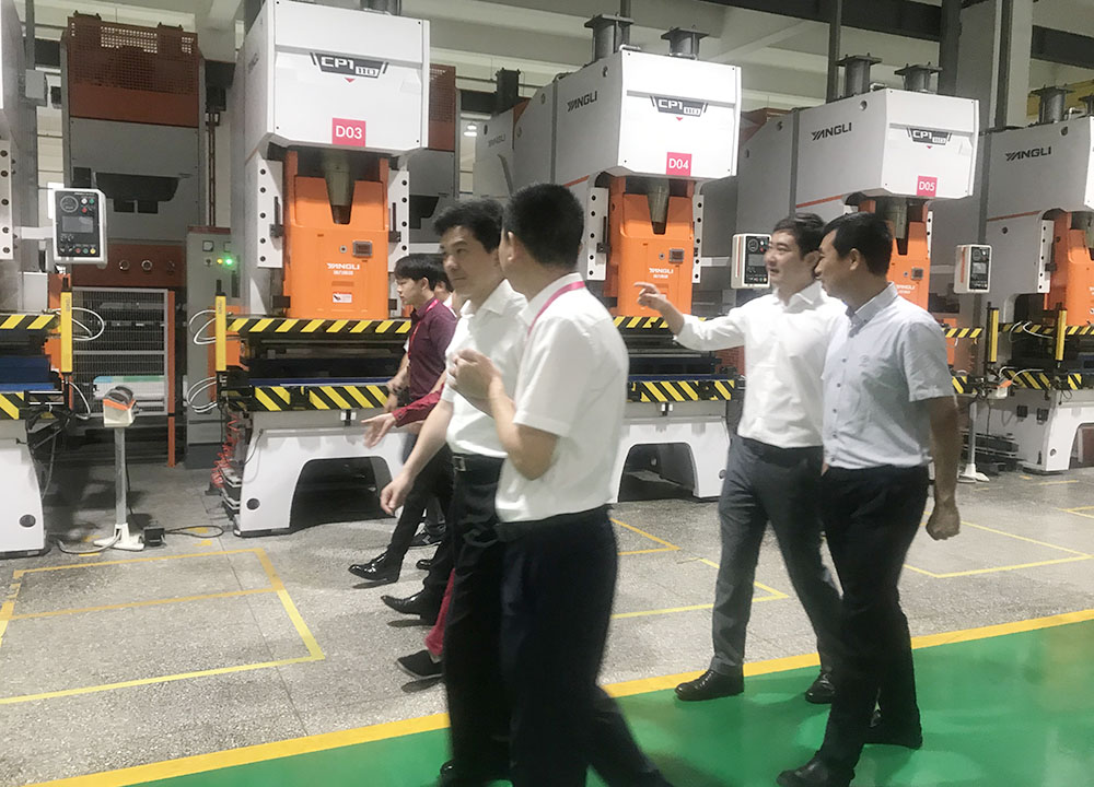 【頭條】嵊州市市長嚴鋼蒞臨佳歌集成灶視察和指導