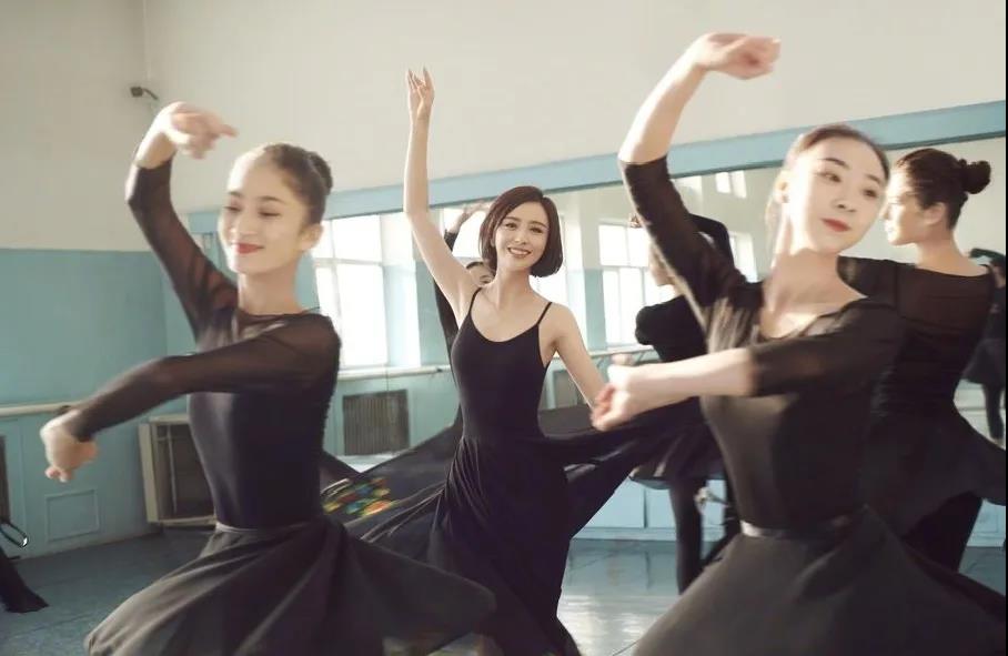 【一路佟行】佳歌品牌代言人佟麗婭主演《愛(ài)的厘米》熱播中！