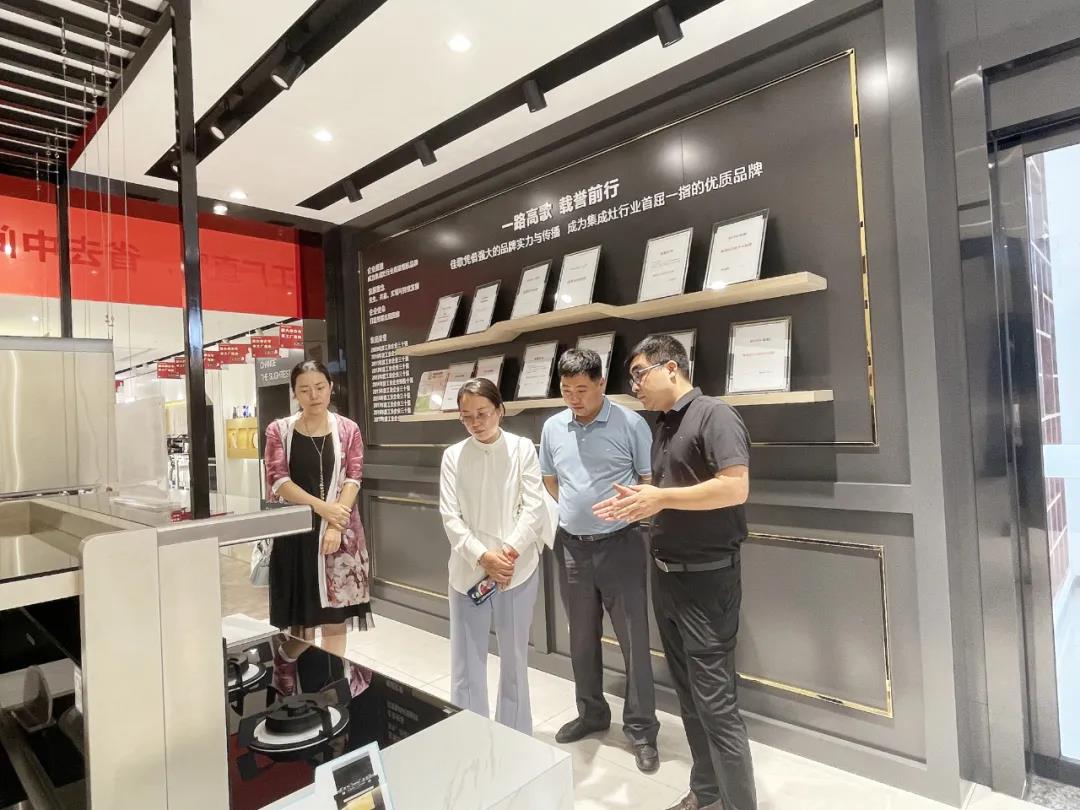 中國(guó)電子節(jié)能協(xié)會(huì)副秘書長(zhǎng)梁上音一行蒞臨佳歌集團(tuán)參觀指導(dǎo)