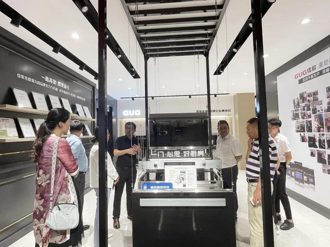 中國(guó)電子節(jié)能協(xié)會(huì)副秘書長(zhǎng)梁上音一行蒞臨佳歌集團(tuán)參觀指導(dǎo)